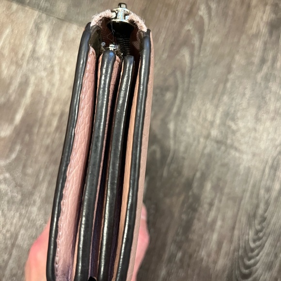 Louis Vuitton Comete Wallet in Taurillon Leather - Picture 4 of 16